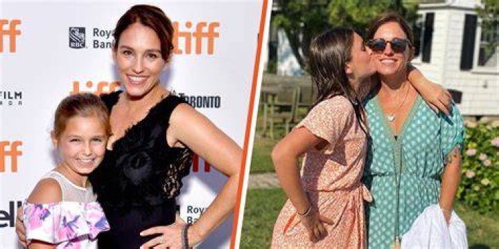 Amy Jo Johnson’s Net Worth, Age, Height, Weight, Husband, Kids, Bio-Wiki