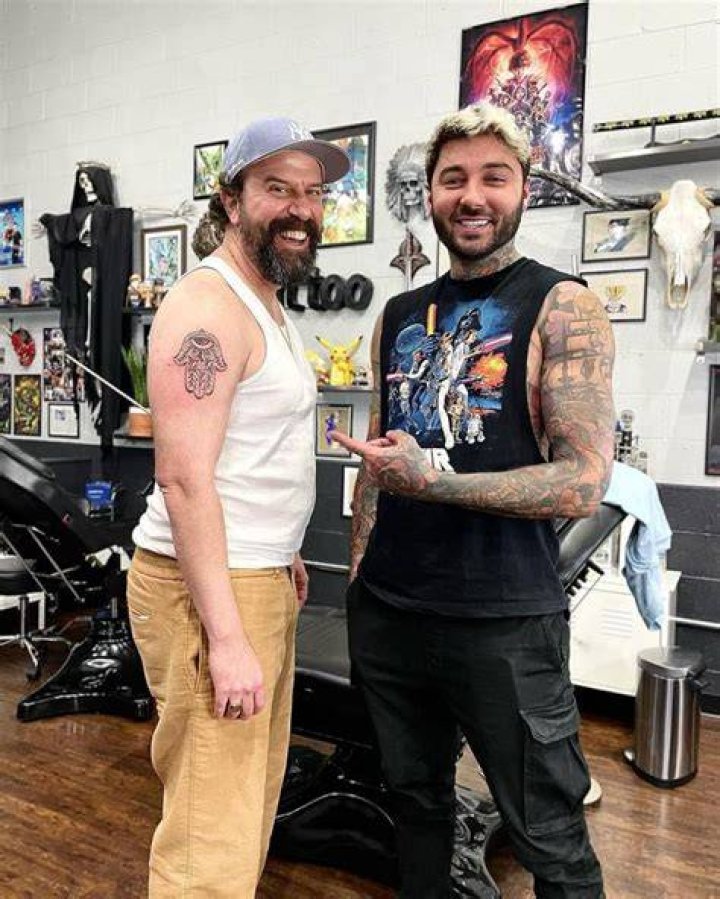 Burnie Burns: Fiancée, net worth, tattoos, smoking & body facts