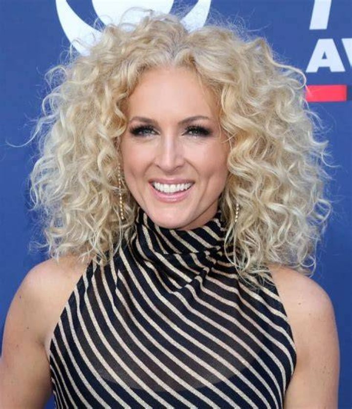 Fans Of Singer Kimberly Schlapman Are Curious If The Singer Actually Has Natural Curly Hair- Details To Know
