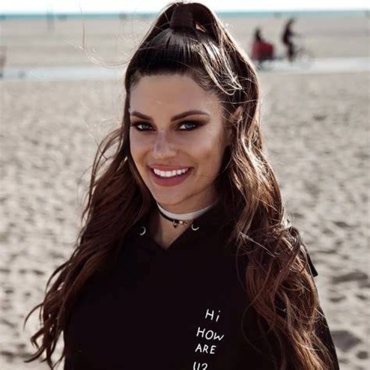 Hannah Stocking Biography, Age, Height, Boyfriend, Net Worth