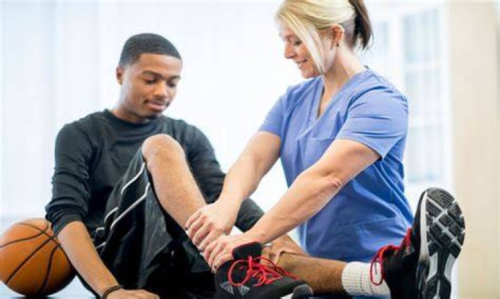 How much does a sports physical therapist make