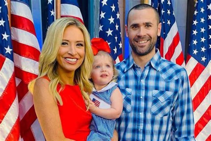 Lauren Lowrey, Bio, Wiki, Age, Husband, Salary, Wedding, Children, Preeclampsia, Wish TV and Net Worth