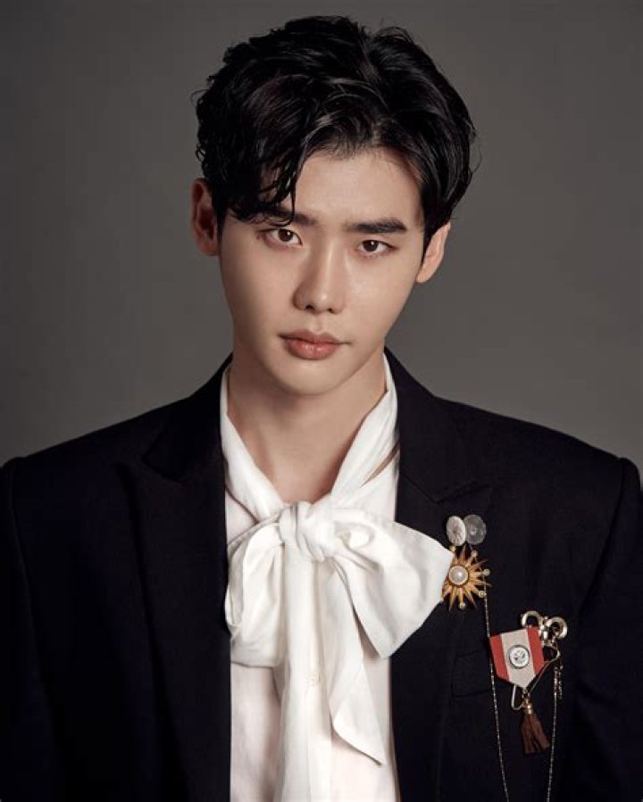 Lee Jong Suk Wiki: What’s His Ethnicity? Religion And Family Details