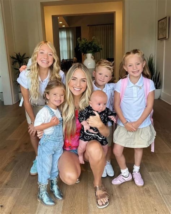 Savannah LaBrant Biography, Wiki, Age, Sister, Husband, Children, Instagram and Net Worth.
