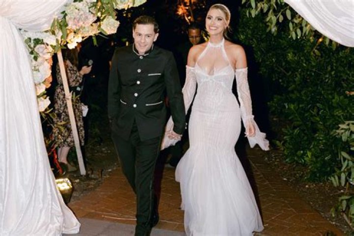 Who proposed Lele Pons? Where did Lele Pons get engaged?
